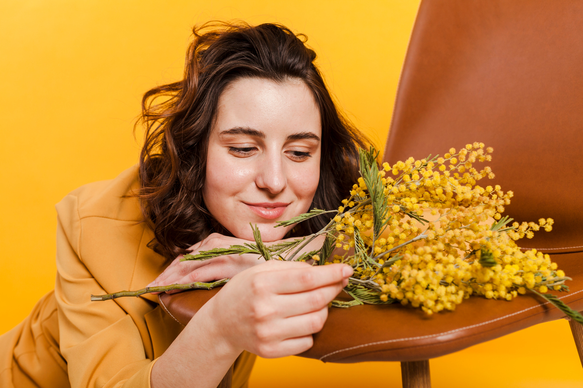 close-up-woman-with-head-chair.jpg