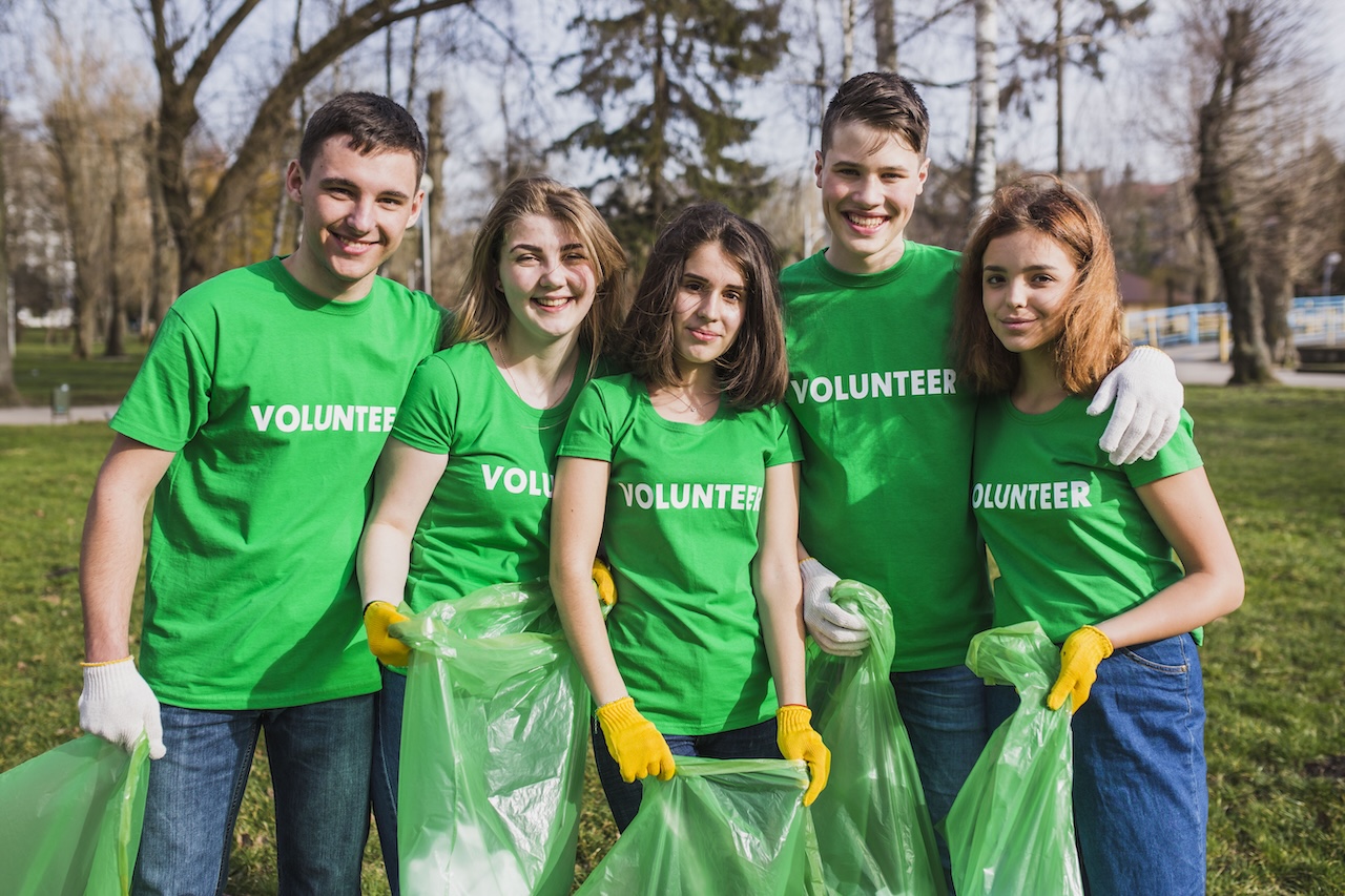 environment-volunteer-concept-with-group-con-grupo.jpg