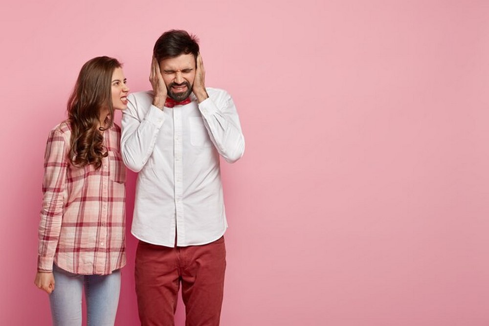 man-woman-posing-colorful-cprinclothes_273609-21256.jpg
