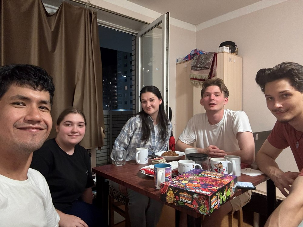 «Как ты к общаге, так и она к тебе»: «долгожители» общежитий рассказывают, что нужно знать о новом месте